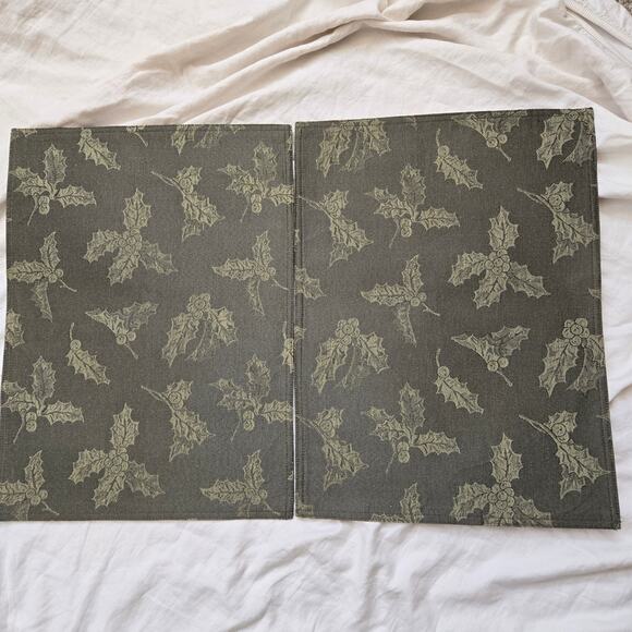 Holly Berry Set of 4 Placemat/Napkin w Gold/Silver Tone Jingle Bell Napkin Rings - Picture 4 of 16